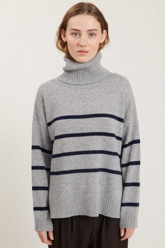 Lise Striped T-neck Sweater fra Basic Apparel - Genanvendt Uld i Light Grey Mel./Sky Captain