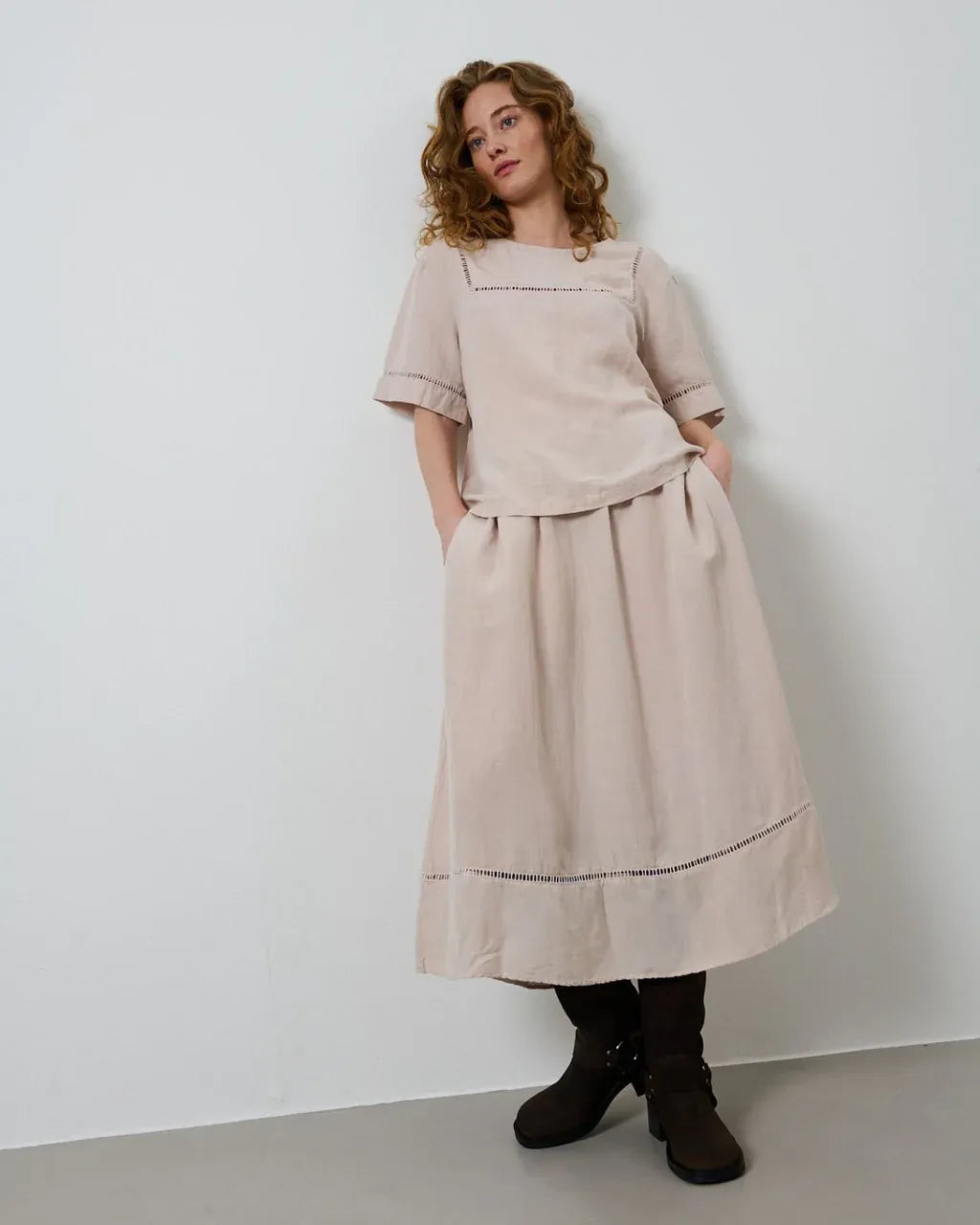 La Rouge Lone Blouse i Light Rose – kortærmet og luftig bluse i viskose og hør med elegant hulmønster. Perfekt til sommergarderoben.