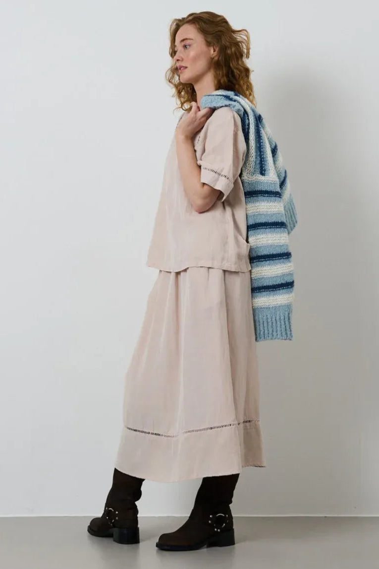 La Rouge Lone Blouse i Light Rose – kortærmet og luftig bluse i viskose og hør med elegant hulmønster. Perfekt til sommergarderoben.