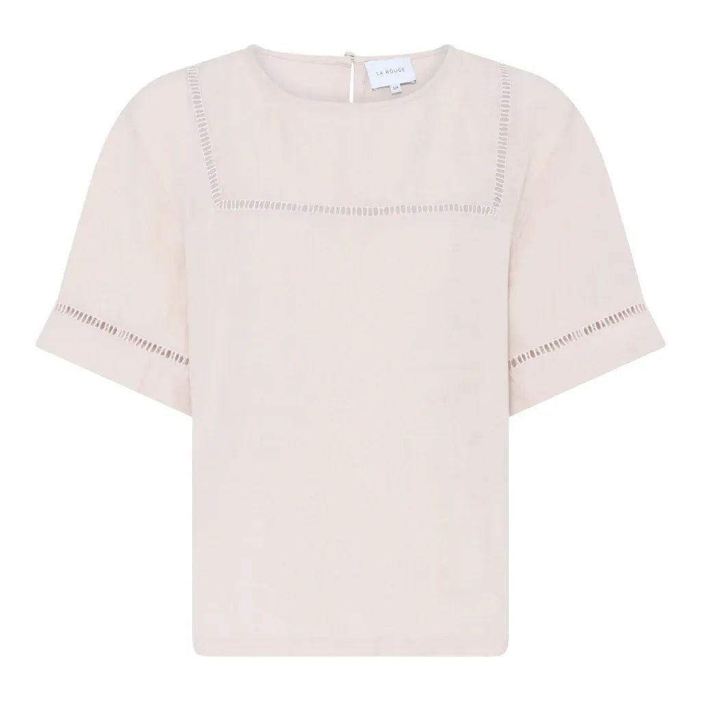 La Rouge Lone Blouse i Light Rose – kortærmet og luftig bluse i viskose og hør med elegant hulmønster. Perfekt til sommergarderoben.
