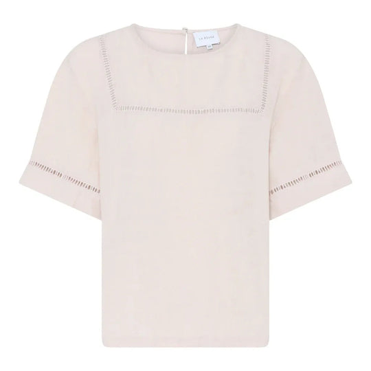 La Rouge Lone Blouse i Light Rose – kortærmet og luftig bluse i viskose og hør med elegant hulmønster. Perfekt til sommergarderoben.