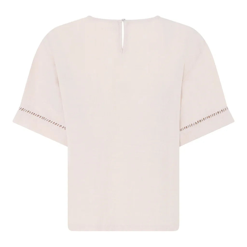 La Rouge Lone Blouse i Light Rose – kortærmet og luftig bluse i viskose og hør med elegant hulmønster. Perfekt til sommergarderoben.