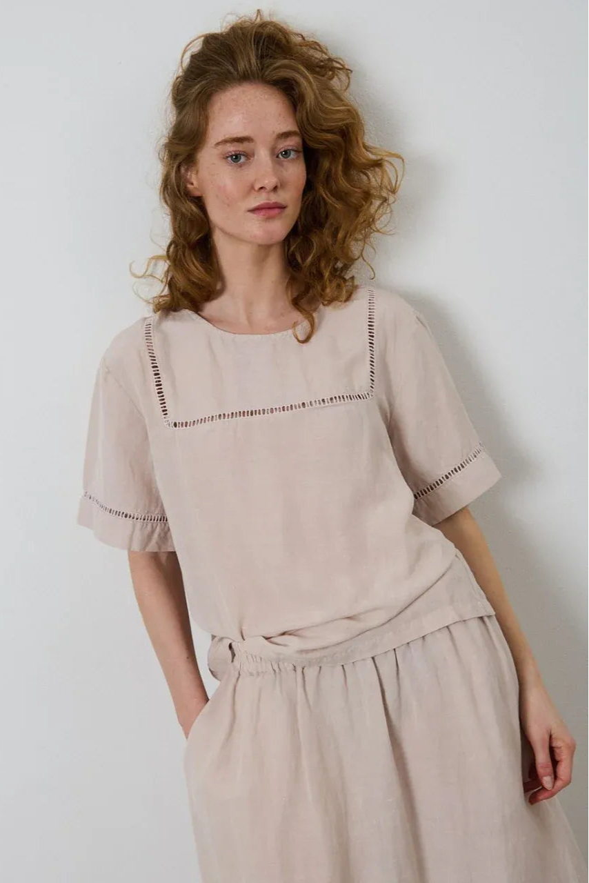 La Rouge Lone Blouse i Light Rose – kortærmet og luftig bluse i viskose og hør med elegant hulmønster. Perfekt til sommergarderoben.