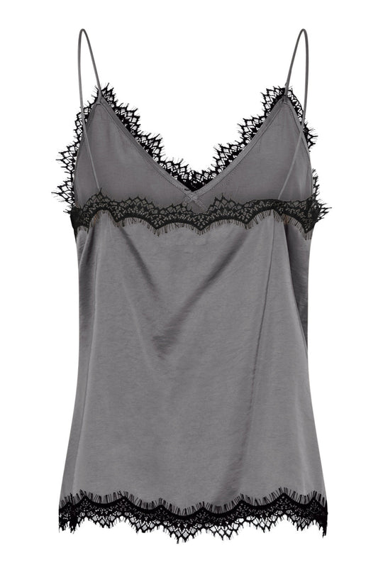 La Rouge Lotte Satin Top i grey – feminin top i satin med delikate blondedetaljer, fine stropper og let, skinnende finish.