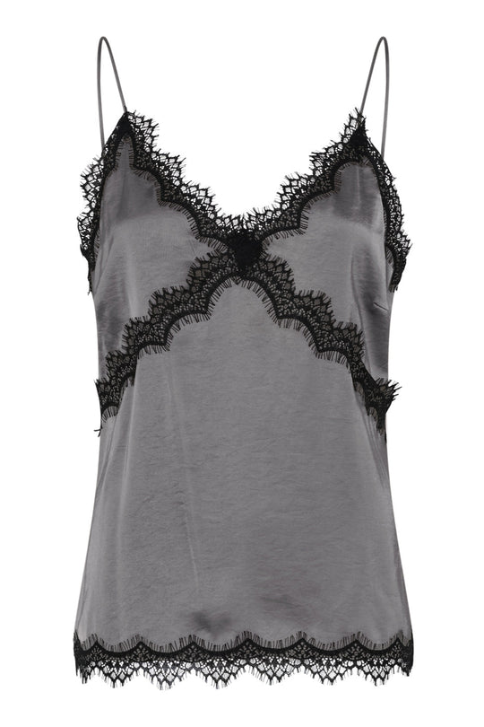 La Rouge Lotte Satin Top i grey – feminin top i satin med delikate blondedetaljer, fine stropper og let, skinnende finish.