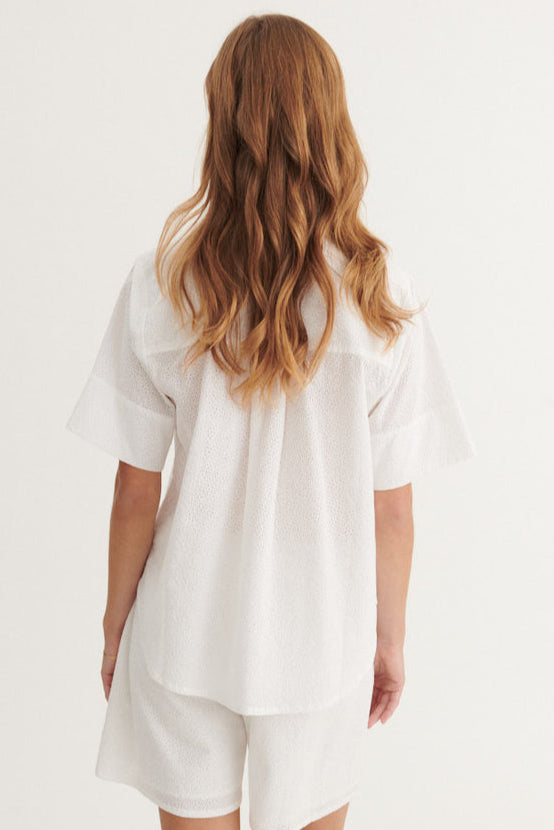 Basic Apparel Lotus SS Shirt i 100 % økologisk bomuld med broderi-prikdesign, korte ærmer, afslappet fit og skjortekrave. Bæredygtigt design.