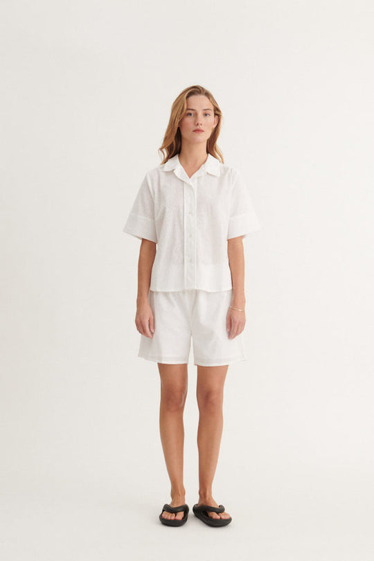 Basic Apparel Lotus SS Shirt i 100 % økologisk bomuld med broderi-prikdesign, korte ærmer, afslappet fit og skjortekrave. Bæredygtigt design.