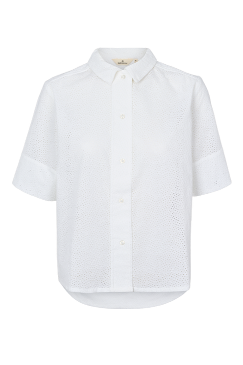 Basic Apparel Lotus SS Shirt i 100 % økologisk bomuld med broderi-prikdesign, korte ærmer, afslappet fit og skjortekrave. Bæredygtigt design.