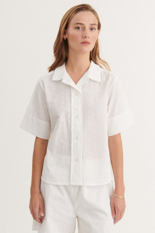 Basic Apparel Lotus SS Shirt i 100 % økologisk bomuld med broderi-prikdesign, korte ærmer, afslappet fit og skjortekrave. Bæredygtigt design.