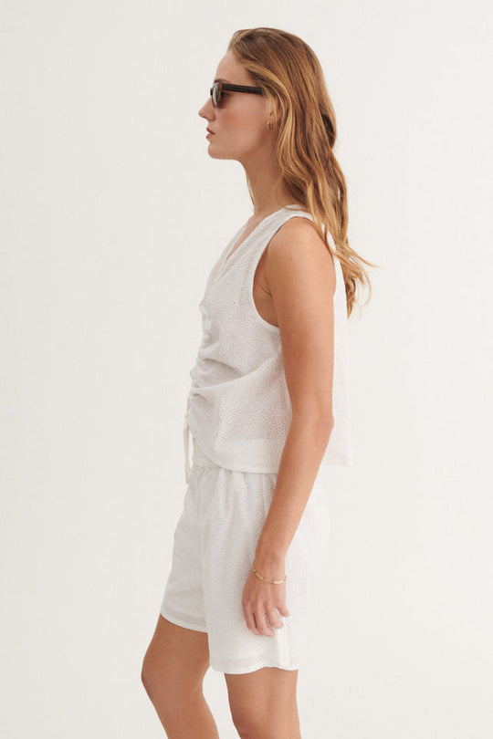 Basic Apparel Lotus Top i 100 % økologisk bomuld med broderet stof, bindebånd til to stylingmuligheder og afslappet fit. Bæredygtig og alsidig top.