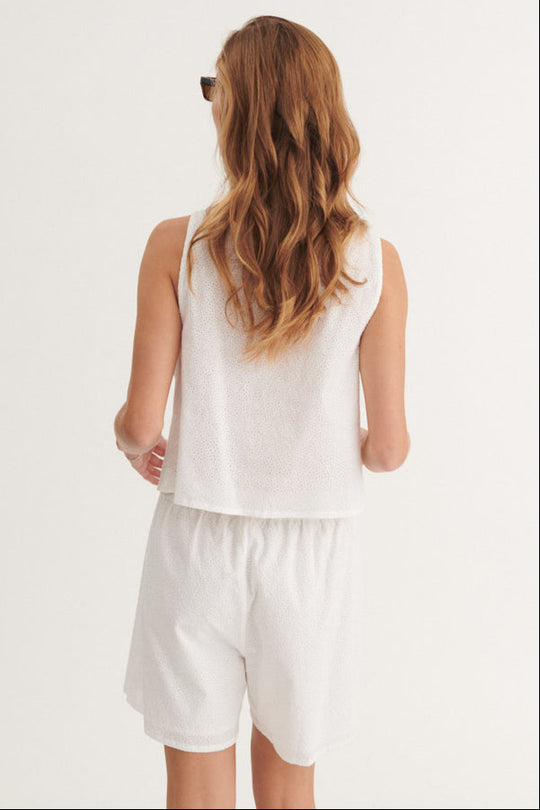 Basic Apparel Lotus Top i 100 % økologisk bomuld med broderet stof, bindebånd til to stylingmuligheder og afslappet fit. Bæredygtig og alsidig top.