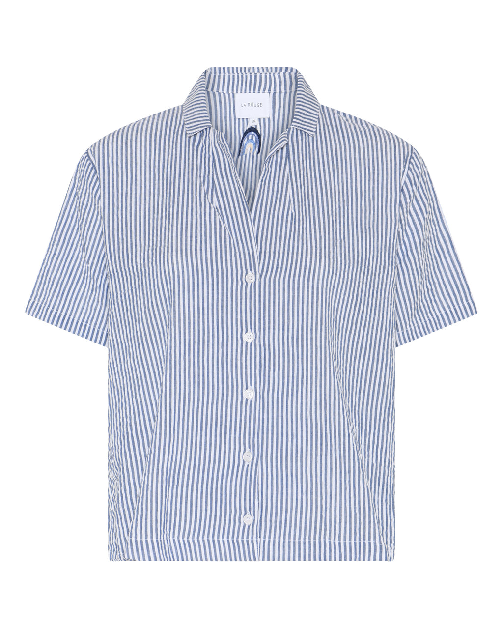 La Rouge Lou Shirt i blå striber – let skjorte i bomuld med boxy pasform og klassisk krave. Cool unisex-look til varme dage.