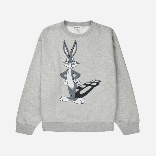 Munthe Lami lysegrå oversize sweatshirt med Bugs Bunny broderi og MUNTHE-emblem. 50 % bomuld, 50 % polyester.