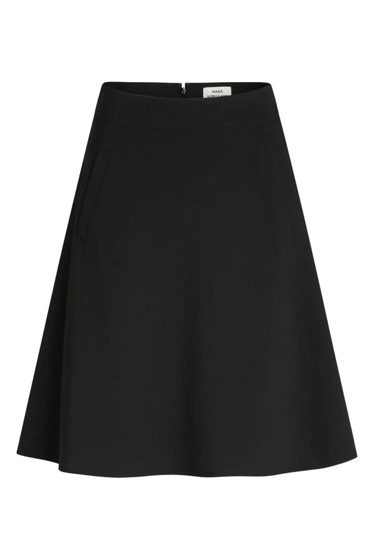 Mads Nørgaard Recycled Sportina Stelly Skirt FAV Sort - A-formet nederdel i genanvendt materiale. Høj talje, sidelommer og lynlåslukning bagpå.