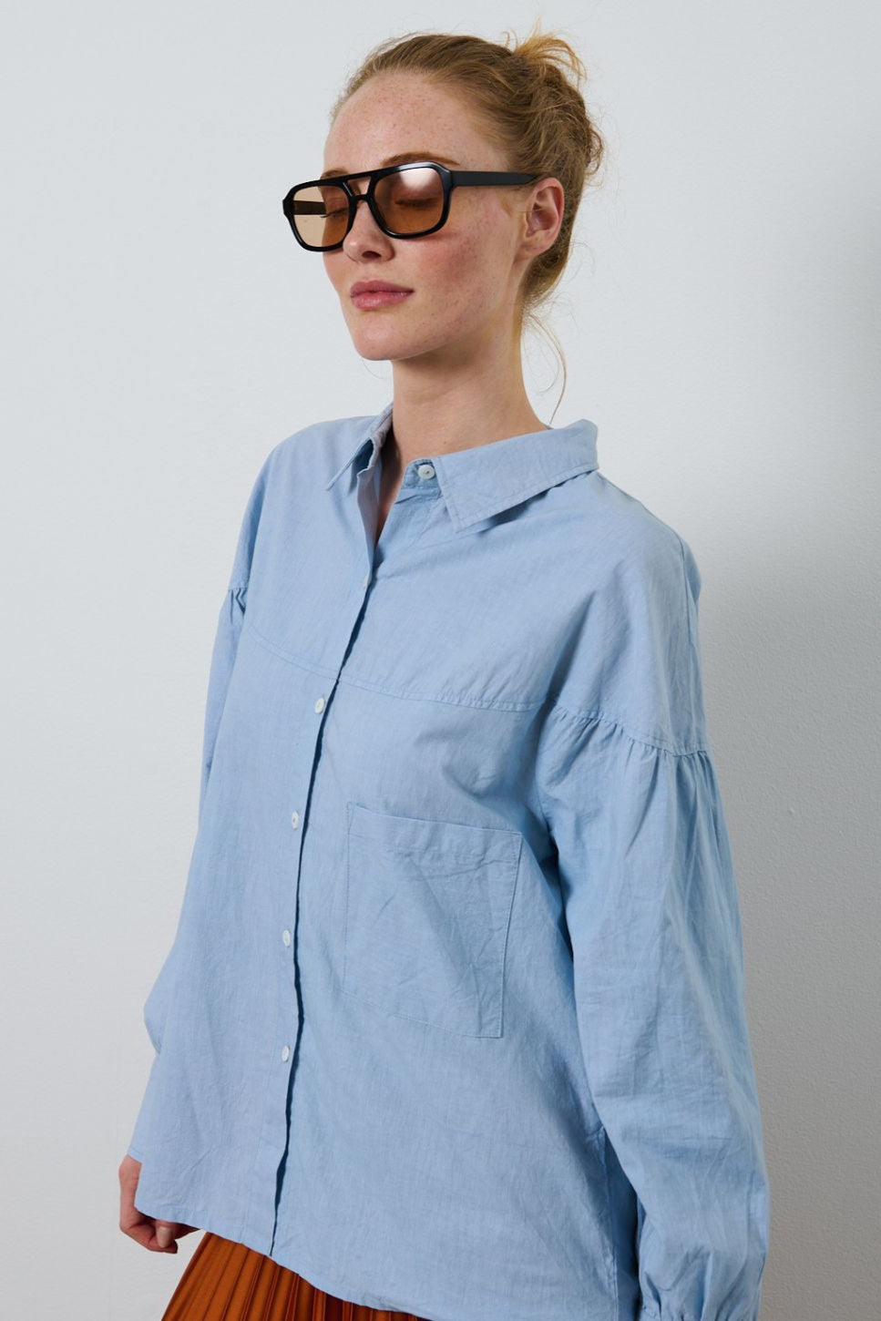 La Rouge Minna Shirt – lyseblå bomuldsskjorte med feminine rynkedetaljer og ovale ærmer.