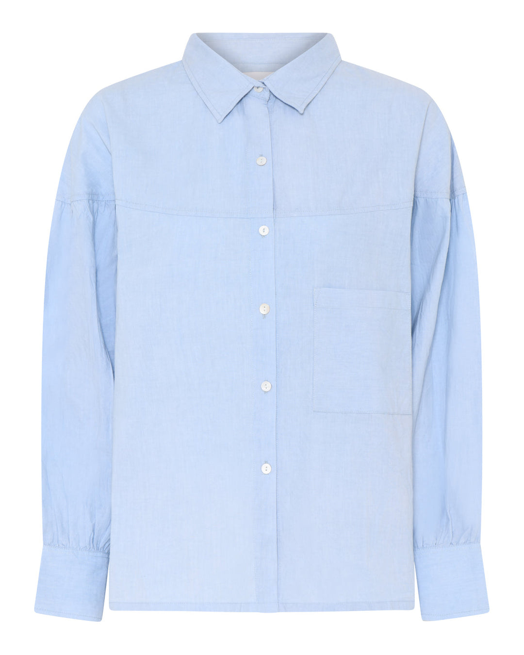 La Rouge Minna Shirt – lyseblå bomuldsskjorte med feminine rynkedetaljer og ovale ærmer.