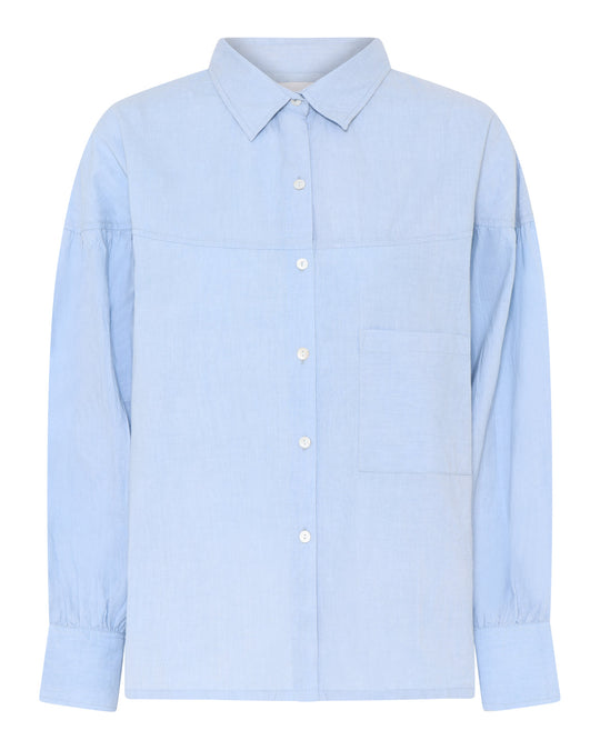 La Rouge Minna Shirt – lyseblå bomuldsskjorte med feminine rynkedetaljer og ovale ærmer.