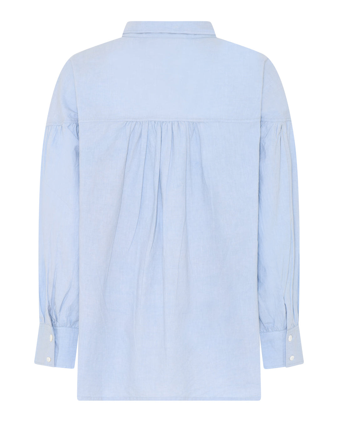 La Rouge Minna Shirt – lyseblå bomuldsskjorte med feminine rynkedetaljer og ovale ærmer.