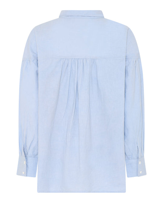La Rouge Minna Shirt – lyseblå bomuldsskjorte med feminine rynkedetaljer og ovale ærmer.