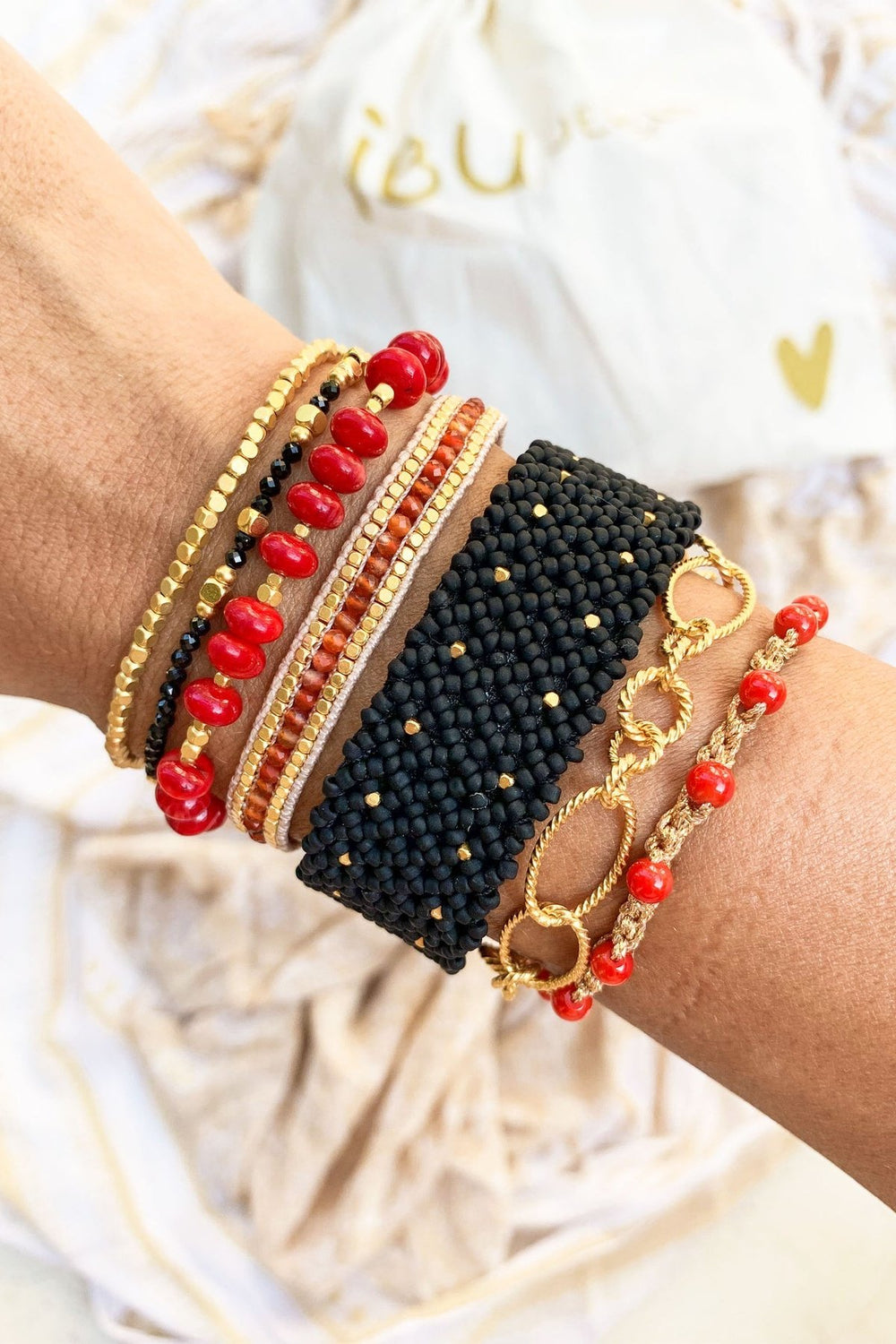 IBU Jewels Jill Arthur Armbånd med Red Jade - Elegance i Halvædelsten