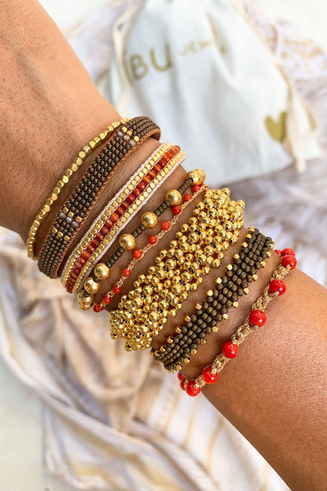 IBU Jewels Jill Arthur Armbånd med Red Jade - Elegance i Halvædelsten