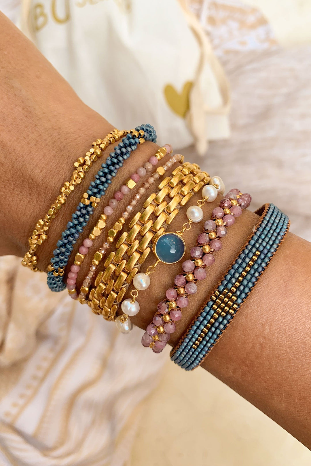 IBU Jewels Bee armbånd med pink tourmalin på læder og 14K guldbelagt knap. Justerbar størrelse, perfekt til at skabe et elegant look. Cassandra.dk