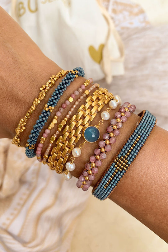 IBU Jewels Bee armbånd med pink tourmalin på læder og 14K guldbelagt knap. Justerbar størrelse, perfekt til at skabe et elegant look. Cassandra.dk