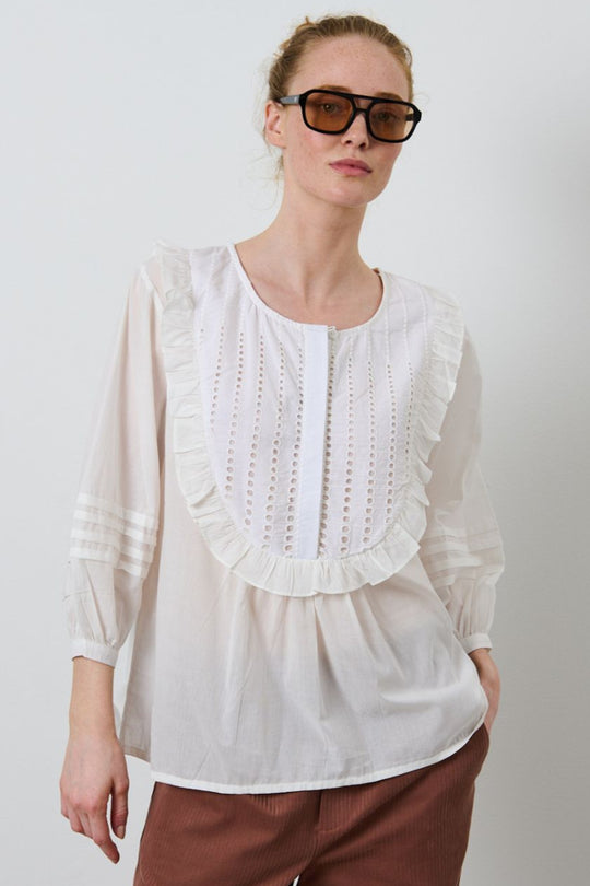 La Rouge Molly Blouse – feminin bluse i bomuld med flæser, broderi og ¾-ærmer.