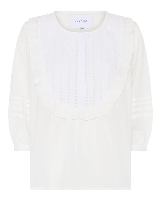 La Rouge Molly Blouse – feminin bluse i bomuld med flæser, broderi og ¾-ærmer.
