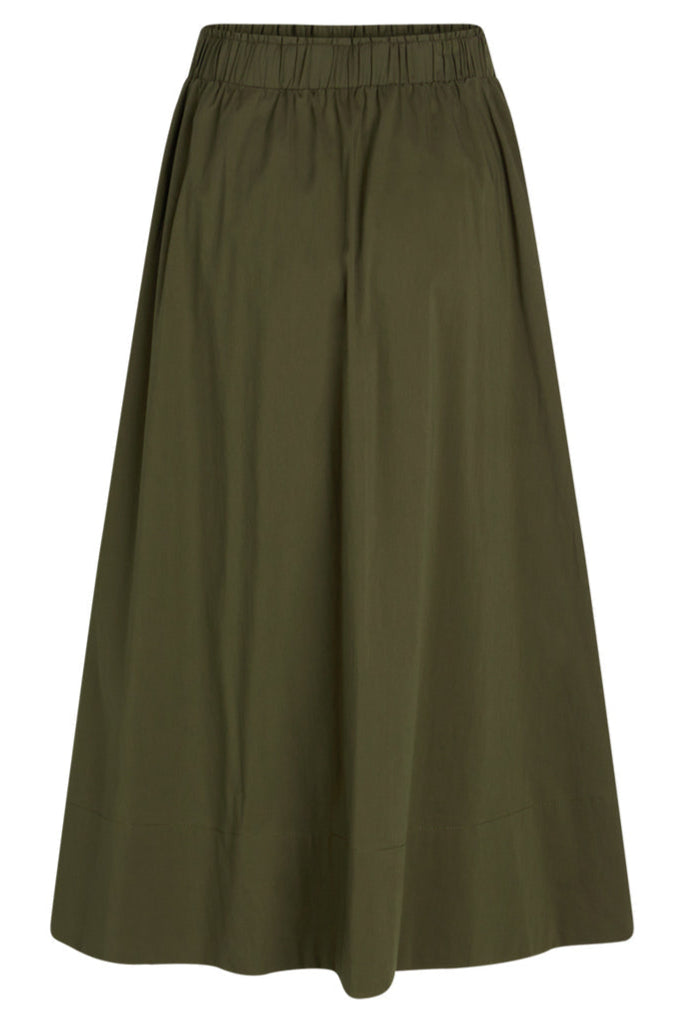 Vilma nederdelen i army green fra La Rouge er den ideelle balance mellem sporty komfort og tidløs elegance.