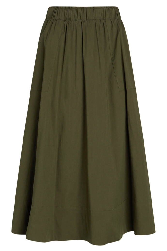 Vilma nederdelen i army green fra La Rouge er den ideelle balance mellem sporty komfort og tidløs elegance.