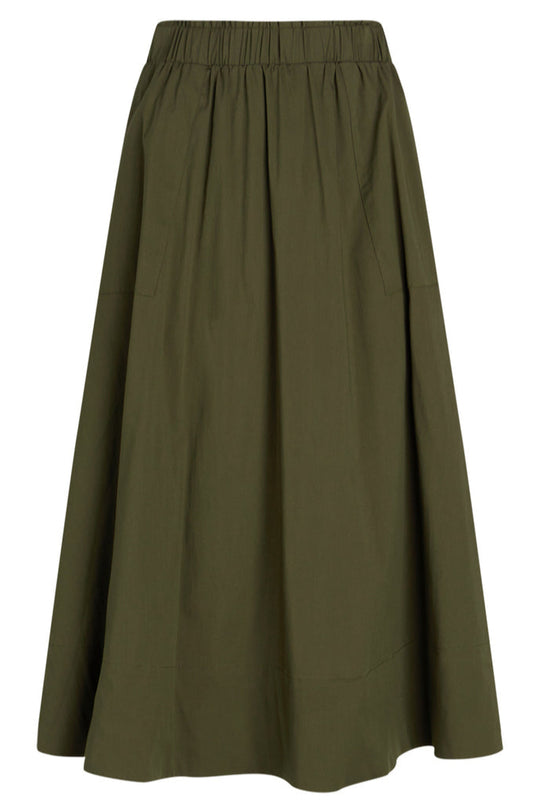 Vilma nederdelen i army green fra La Rouge er den ideelle balance mellem sporty komfort og tidløs elegance.