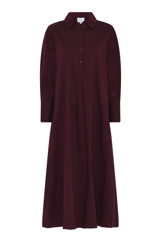 La Rouge Kamilla Shirt Dress i wine – skjortekjole med stolpelukning, lange ærmer og krølfri bestsellerkvalitet.