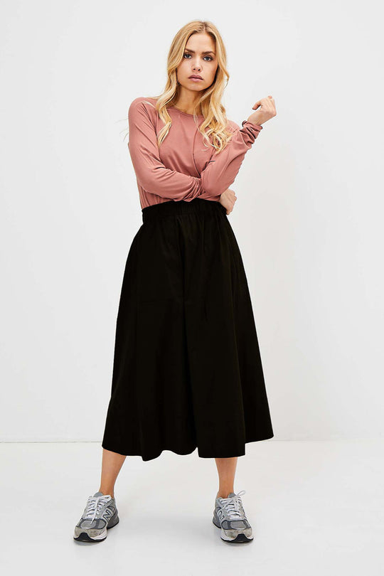 Vilma nederdelen i sort fra La Rouge er den ideelle balance mellem sporty komfort og tidløs elegance