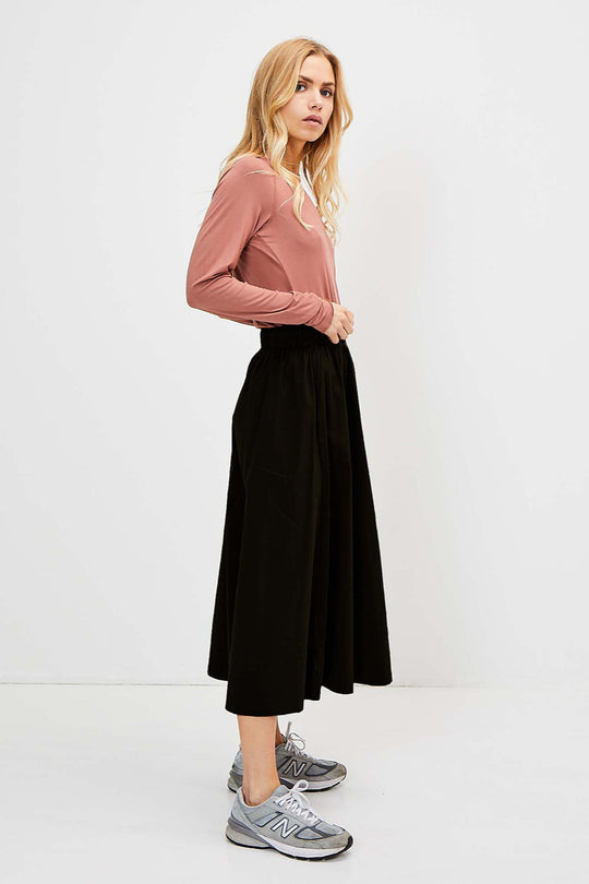 Vilma nederdelen i sort fra La Rouge er den ideelle balance mellem sporty komfort og tidløs elegance