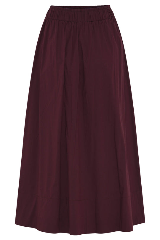 Vilma nederdelen i wine fra La Rouge er den ideelle balance mellem sporty komfort og tidløs elegance.