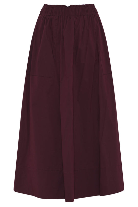 Vilma nederdelen i wine fra La Rouge er den ideelle balance mellem sporty komfort og tidløs elegance.