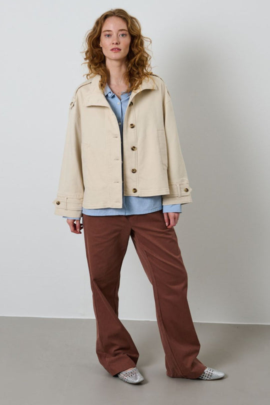 La Rouge Nature Jacket – stilfuld jakke i off white med fine detaljer. Perfekt til foråret, nem at style og kombinere med din garderobe.