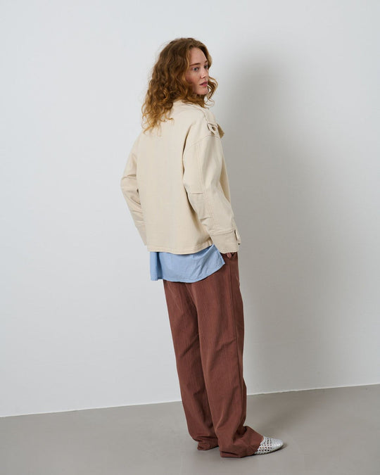 La Rouge Nature Jacket – stilfuld jakke i off white med fine detaljer. Perfekt til foråret, nem at style og kombinere med din garderobe.