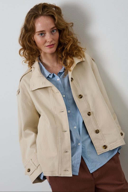 La Rouge Nature Jacket – stilfuld jakke i off white med fine detaljer. Perfekt til foråret, nem at style og kombinere med din garderobe.