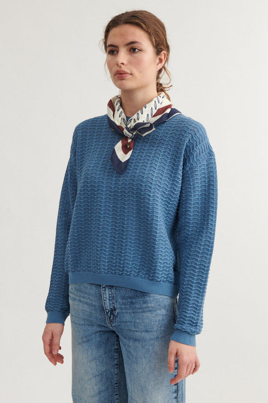 Basic Apparel Osi Sweater, strikket i 100% økologisk bomuld med en løs pasform, rund hals og et struktureret mønster.
