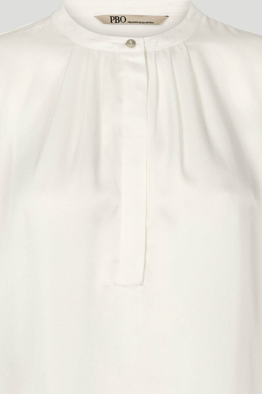 PBO Kopala Blouse i Star White – elegant bluse med rund halsudskæring og fine læg foran.
