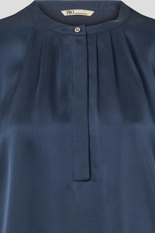 PBO Kopala Blouse i Navy – elegant bluse med rund halsudskæring og fine læg foran.