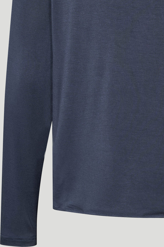 PBO Kopala Blouse i Navy – elegant bluse med rund halsudskæring og fine læg foran.