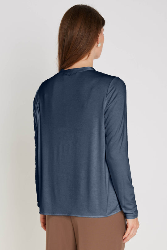 PBO Kopala Blouse i Navy – elegant bluse med rund halsudskæring og fine læg foran.