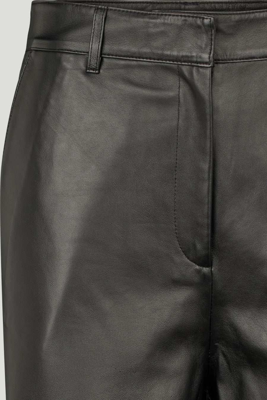 PBO Tour Leather Pants i black – lige, let cropped lammeskindsbukser med høj talje, skrå forlommer, bæltestropper og skjult lukning.
