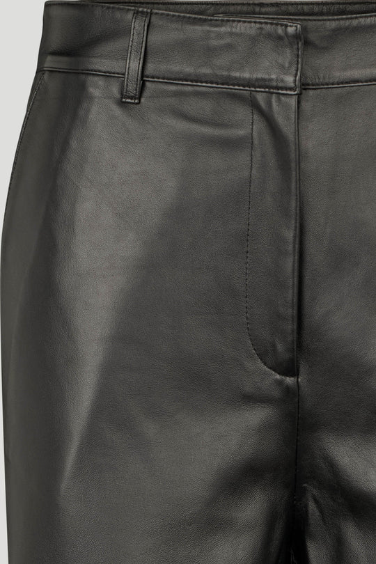 PBO Tour Leather Pants i black – lige, let cropped lammeskindsbukser med høj talje, skrå forlommer, bæltestropper og skjult lukning.