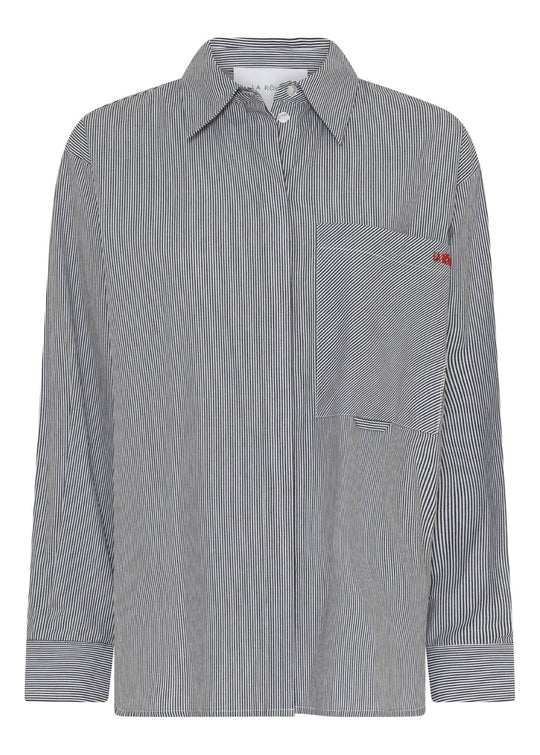 La Rouge Petra Shirt i Black/White Stripe – afslappet skjorte i 100% bomuld med klassisk krave og rødt LA ROUGE-logo.