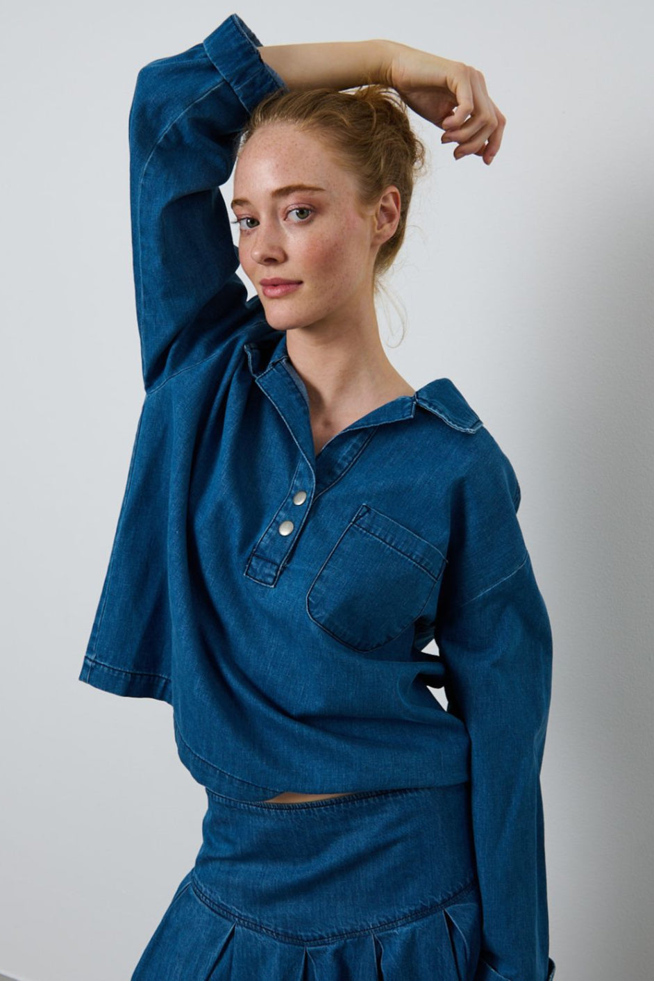 La Rouge Petra Shirt – klassisk denim skjorte med markant krave, blanke knapper og brystlomme.