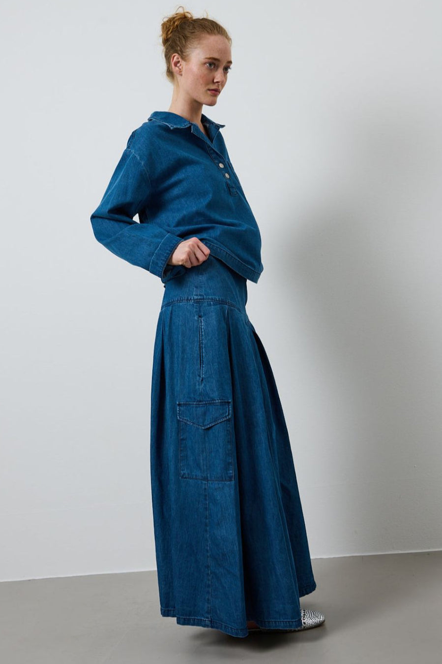 La Rouge Petra Skirt – lang bleach denim nederdel med tætsiddende pasform og diskrete sidelommer. Perfekt til både hverdag og særlige lejligheder.